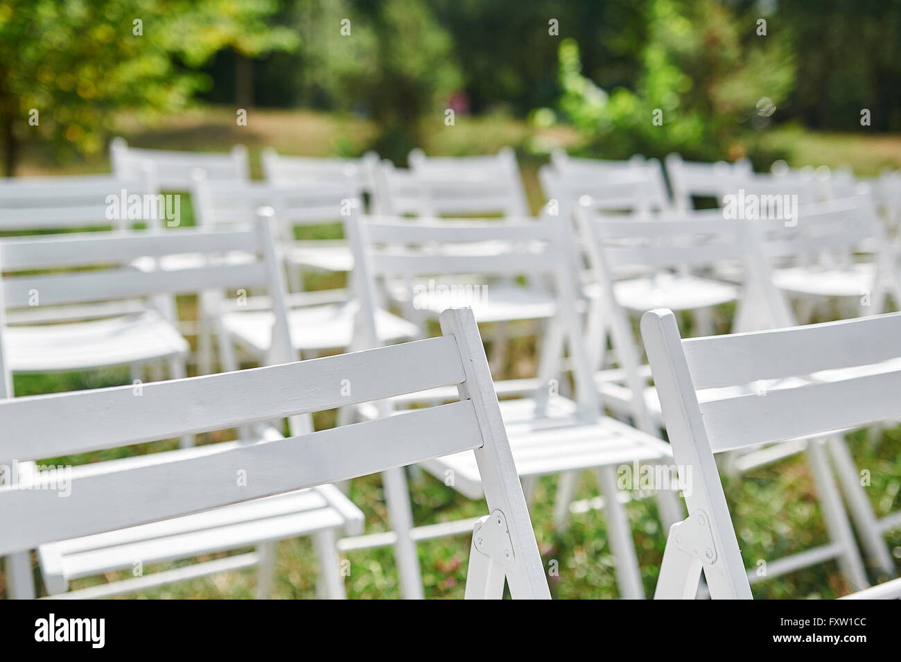 Chaises blanches en parc pour la cérémonie du mariage Banque D'Images