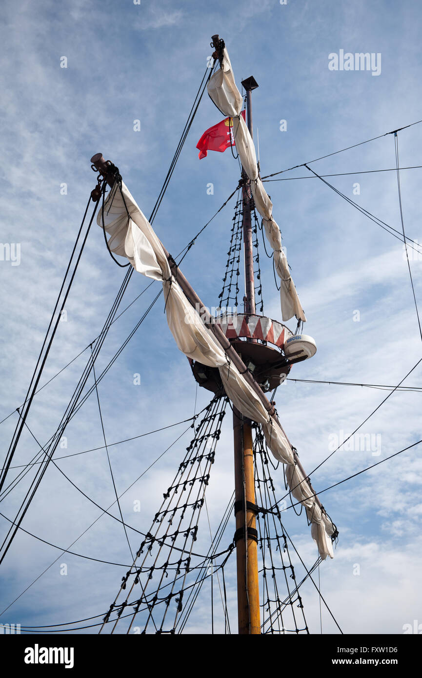 Galeon Lew, détail du mât d'un navire-imitation attraction touristique à Gdansk, le galion Lion ressemble à un navire d'XVII c. Banque D'Images