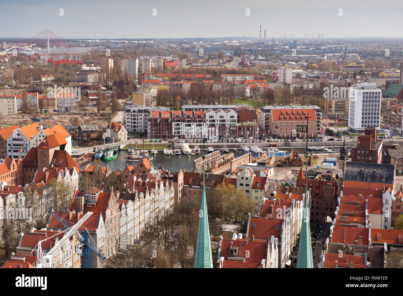 Vue de dessus de Kosciol Mariacki tower à Gdansk, Pologne, Europe, paysage urbain voir à la rivière Motlawa, destination de voyage. Banque D'Images