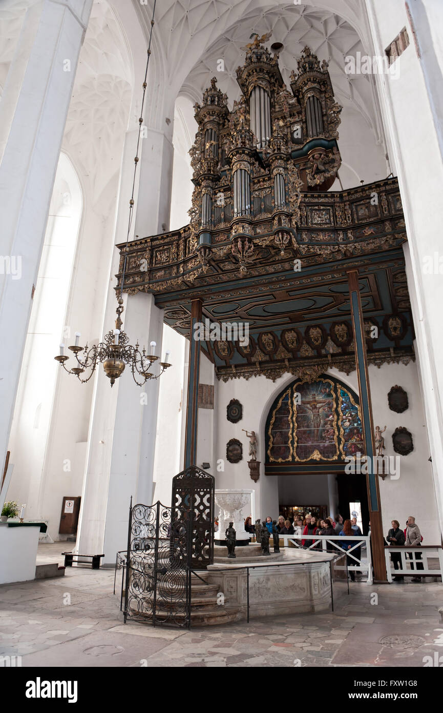 Orgue et fonts baptismaux en nef à côté de l'entrée de Kosciol Mariacki à Gdansk, Pologne, Europe, ornement de l'église Sainte-Marie Banque D'Images