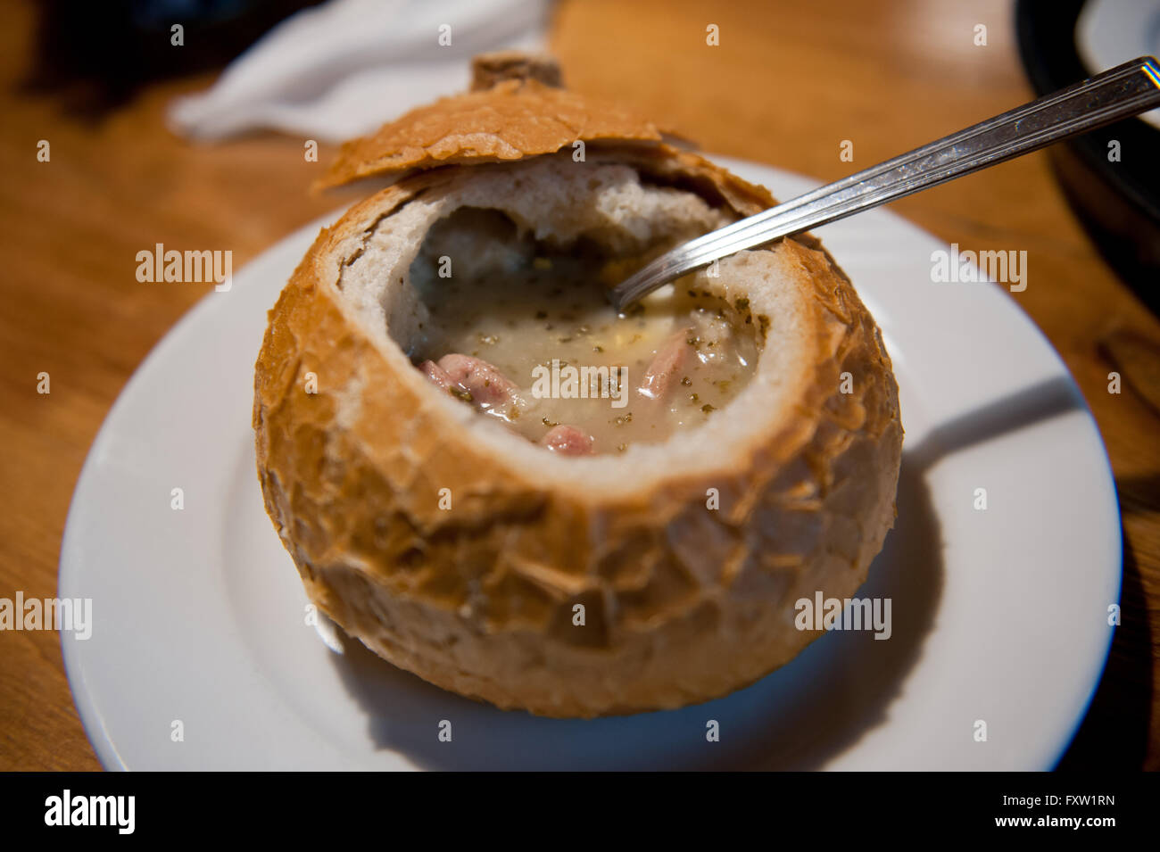 Soupe de pain de seigle aigre de avec des saucisses et des œufs, de l'alimentation sur la table au restaurant au cours de visites pologne, polonais savoureux traditionnels Banque D'Images