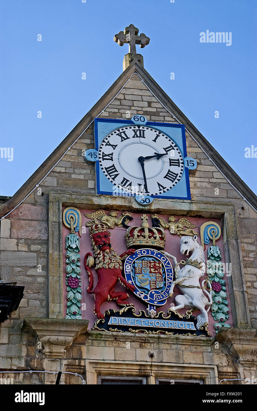 Réveil et armoiries sur la Guildhall dans le centre de Peterborough Banque D'Images