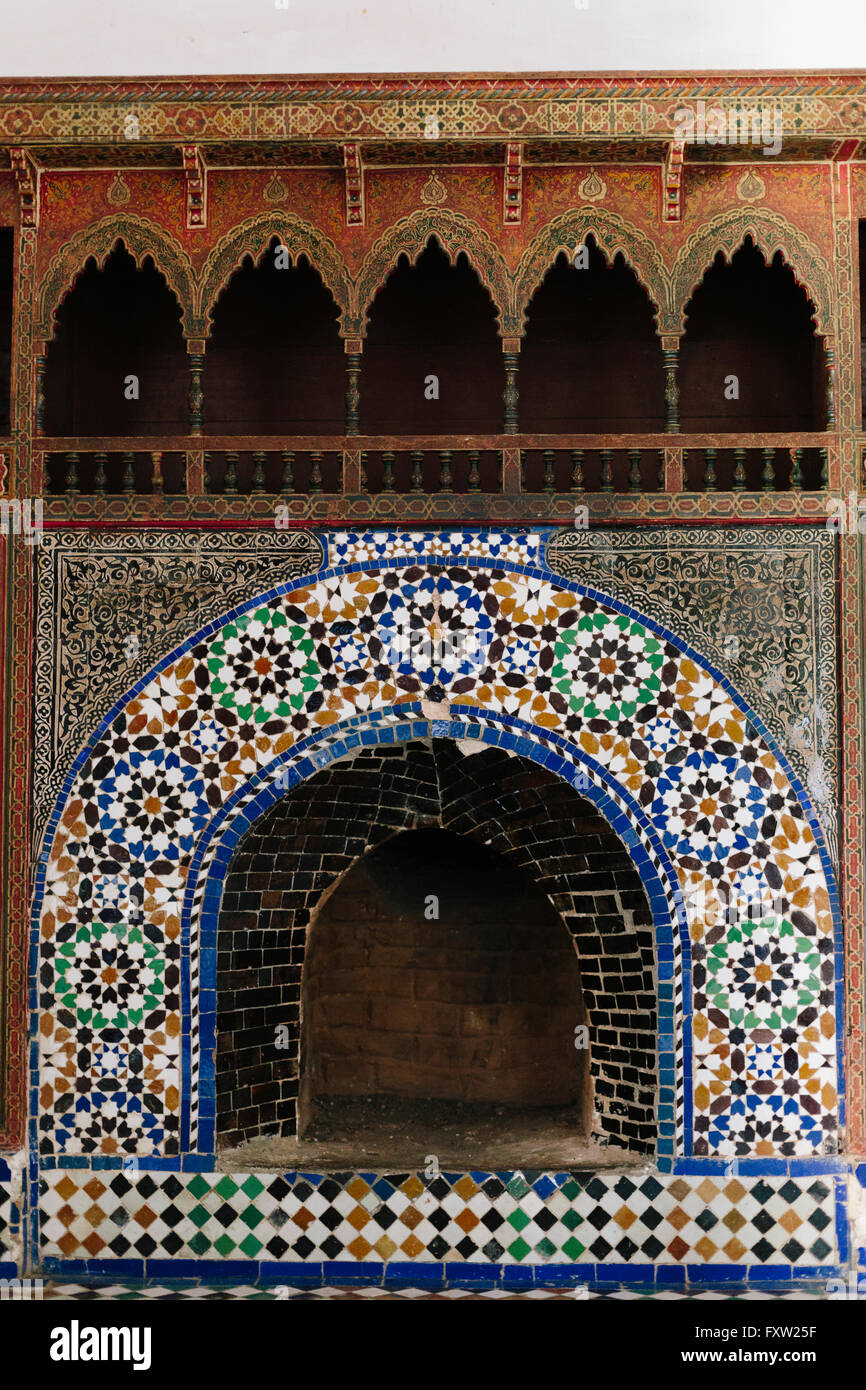 Un sol carrelé et d''une cheminée richement décorées dans une des chambres du Palais Bahia à Marrakech, Maroc Banque D'Images