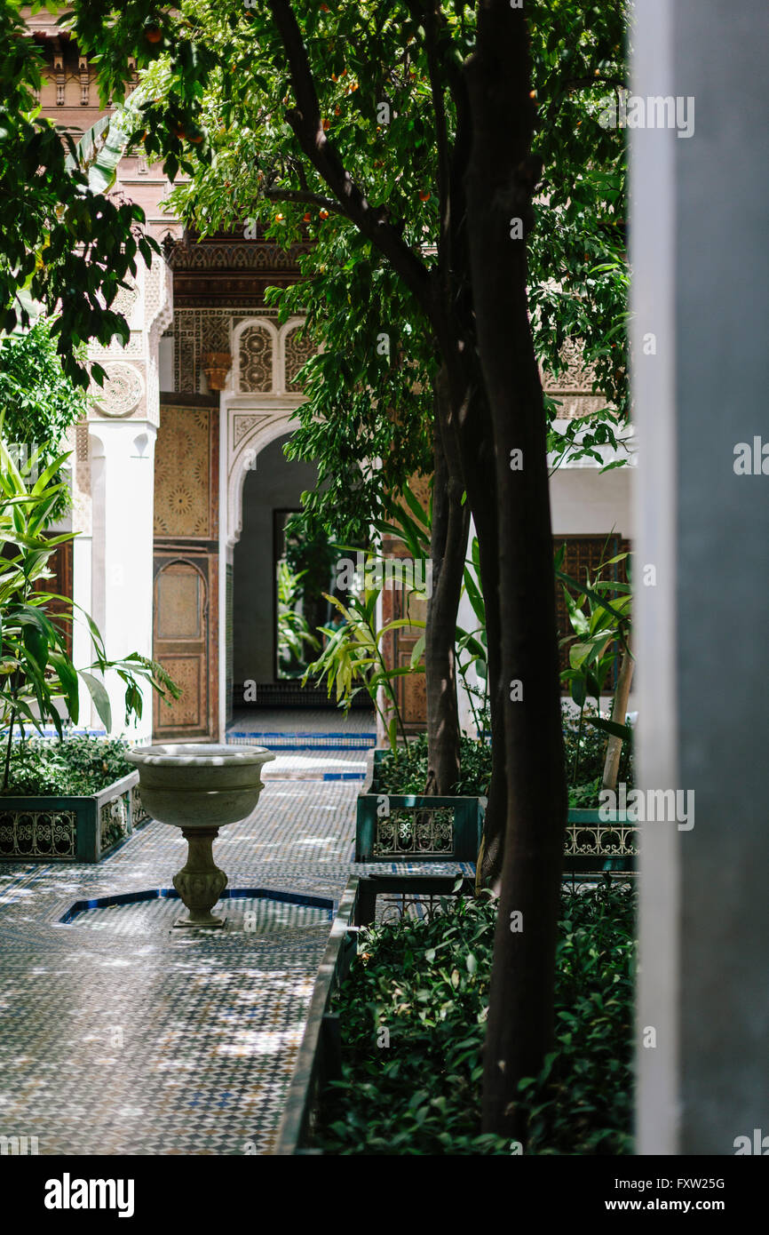 Un jardin luxuriant à cour Palais Bahia, une attraction touristique populaire à Marrakech, Maroc. Banque D'Images