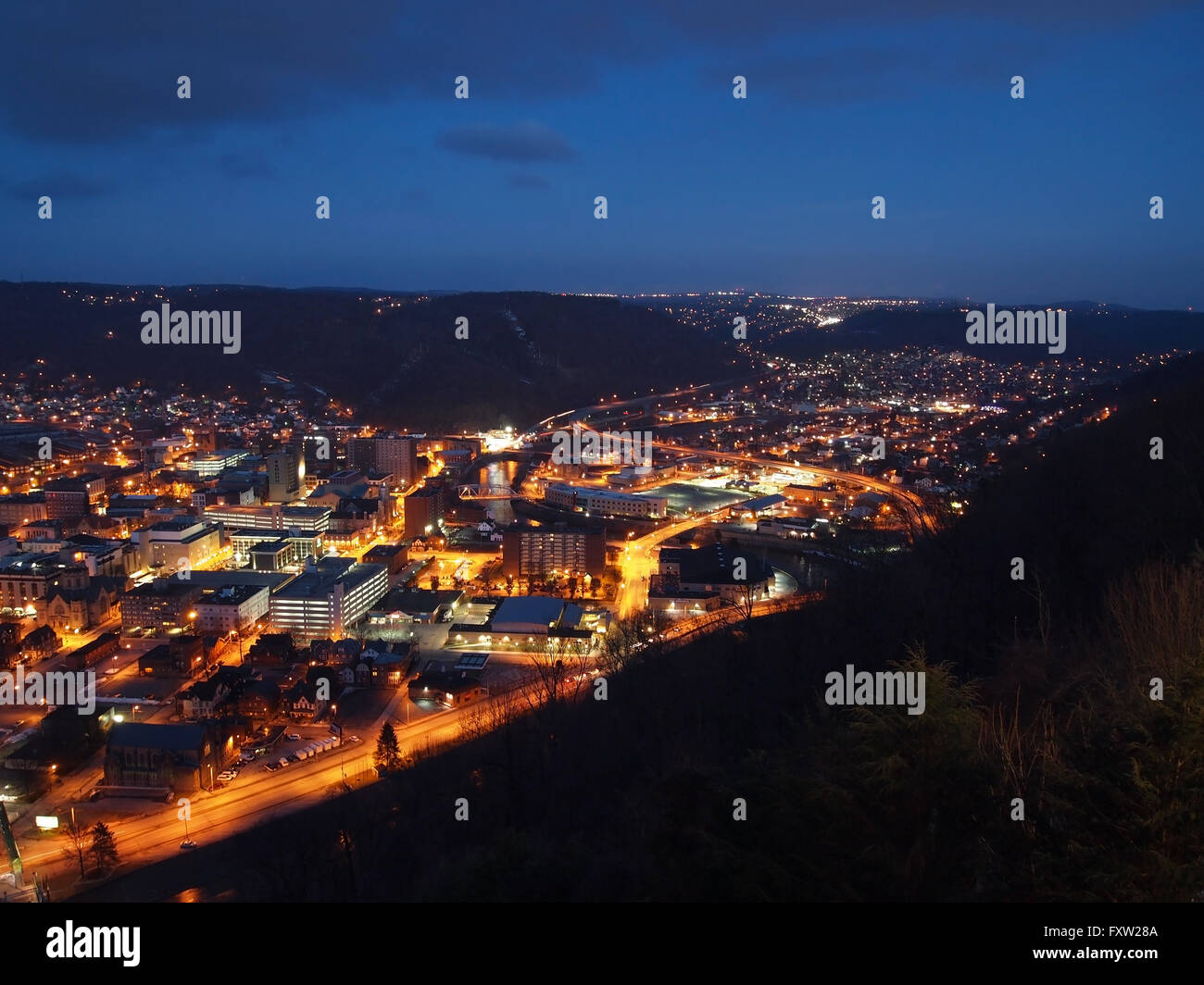 Regardant vers le bas sur la ville de Johnstown, New York la nuit. Banque D'Images