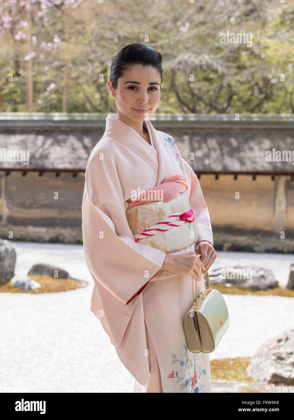 Femme japonaise en kimono au Ryoan-ji Temple Zen accueil à célèbre jardin de pierres, Kyoto, Japon Banque D'Images