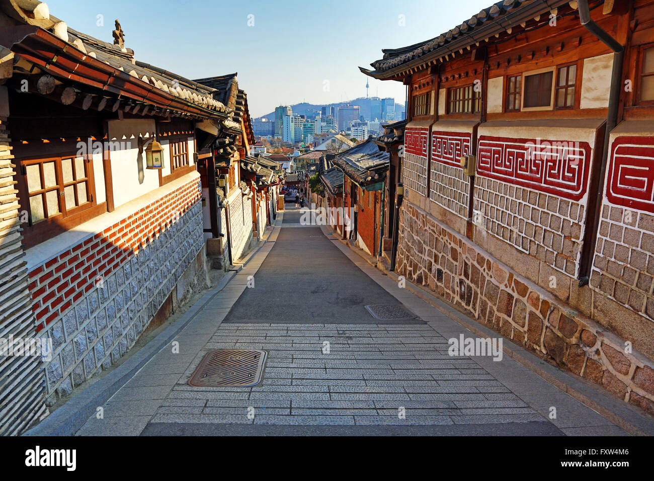 Scène de rue dans la vieille ville de Le village de Bukchon Hanok à Séoul, Corée Banque D'Images