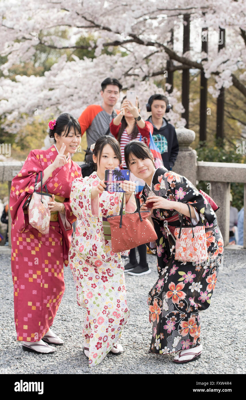 Deux groupes de touristes se seflies avec la fleur de cerisier au temple Kiyomizu dera, Kyoto, Japon Banque D'Images