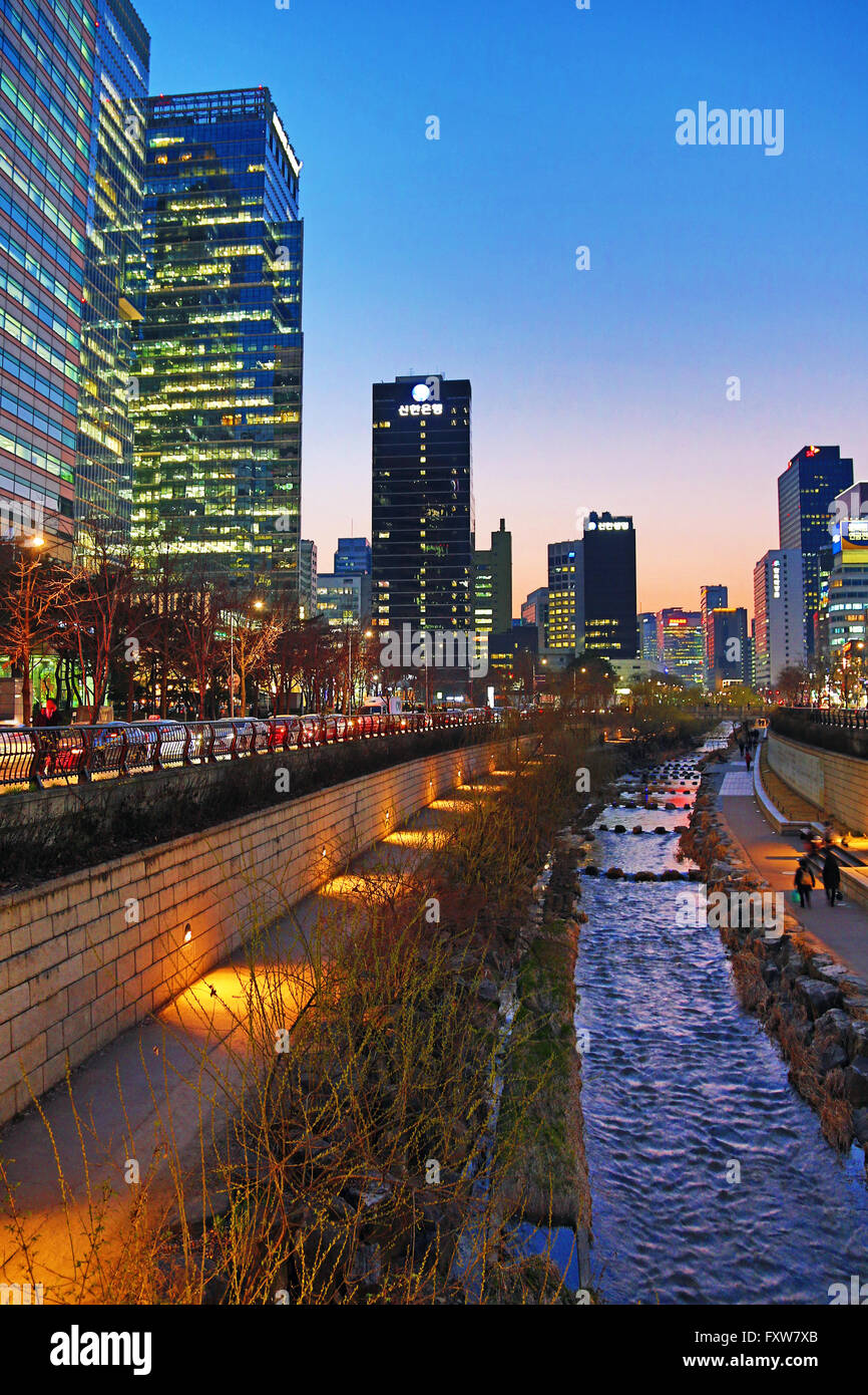 Cheonggyecheon Stream au coucher du soleil à Séoul, Corée Banque D'Images