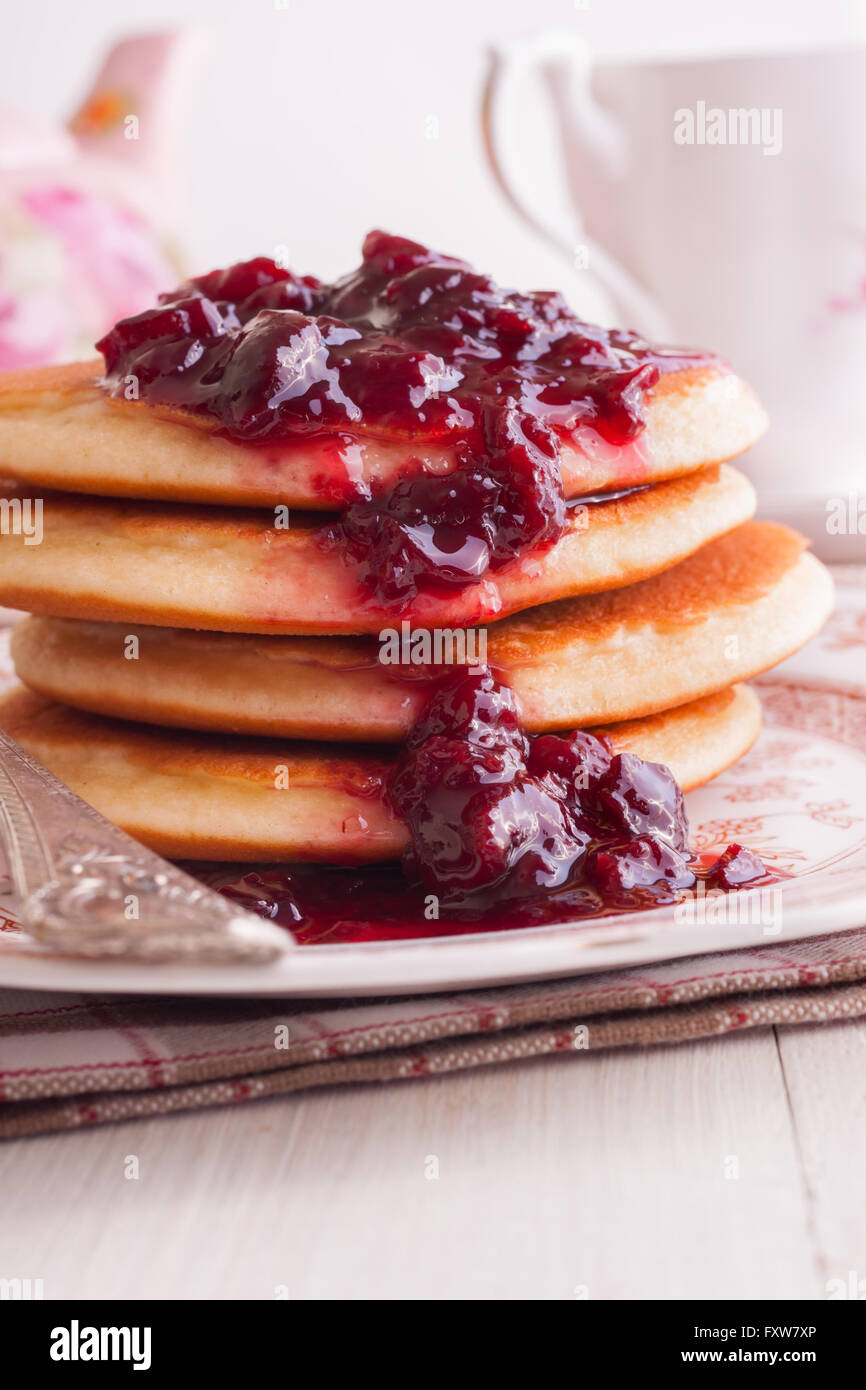 Crêpes au babeurre arrosé d'une compote de cerises griottes chaudes Banque D'Images