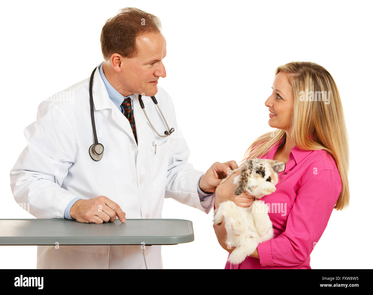 Série avec un Cacucasian, vétérinaire et l'origine ethnique mixte Groupe d'assistants et de clients. Holding lapins, chats et chien. La norme iso Banque D'Images