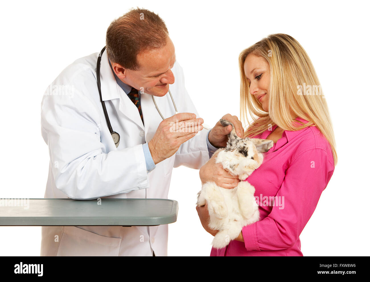 Série avec un Cacucasian, vétérinaire et l'origine ethnique mixte Groupe d'assistants et de clients. Holding lapins, chats et chien. La norme iso Banque D'Images