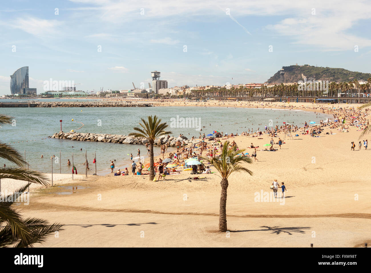 W Barcelona, également connu sous le nom de Hotel Vela, sur la gauche, et de la plage, Barcelone, Espagne Banque D'Images