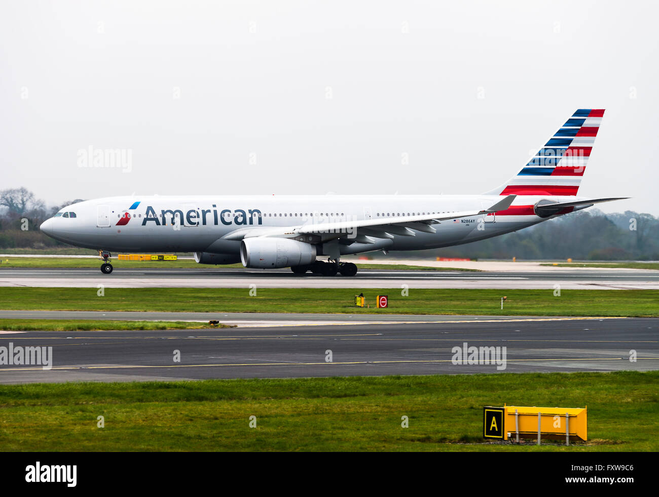 American Airlines Airbus A330-243 N286AY avion décollant de l'Aéroport International de Manchester en Angleterre Royaume-Uni UK Banque D'Images