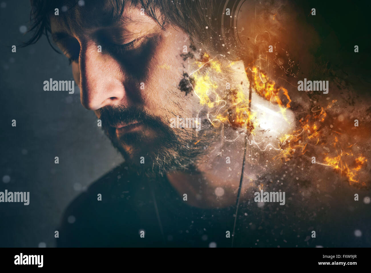 DJ en feu, l'homme avec un casque de gravure bénéficiant chanson préférée ou de la musique, selective focus Banque D'Images