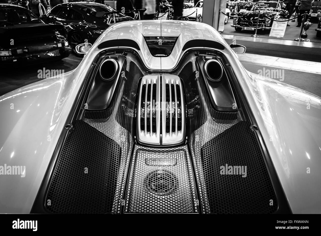 Compartiment moteur automobile Banque d'images noir et blanc - Alamy