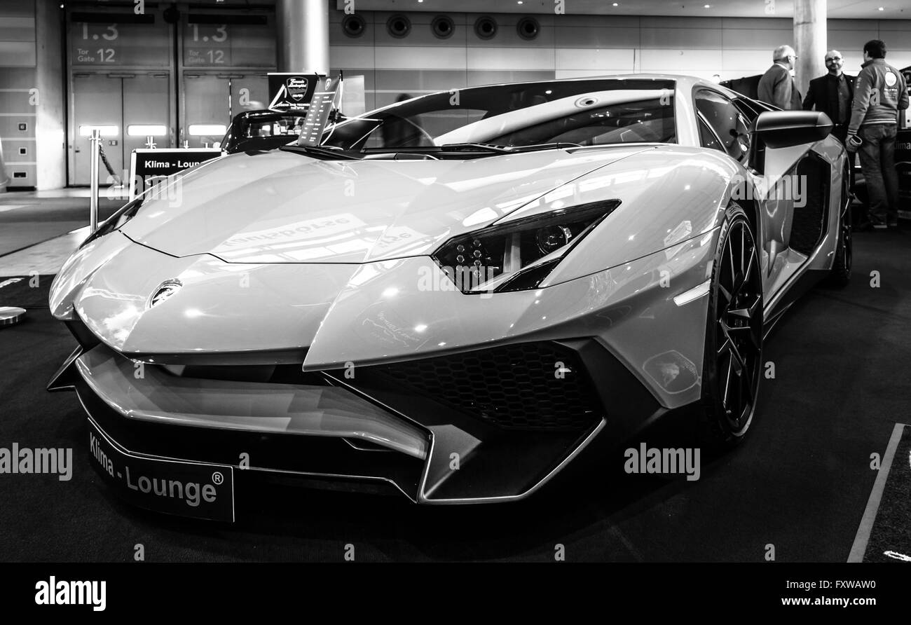 La mi-moteur de voiture de sport Lamborghini Murciélago LP 750-4 SuperVeloce, 2016. Banque D'Images