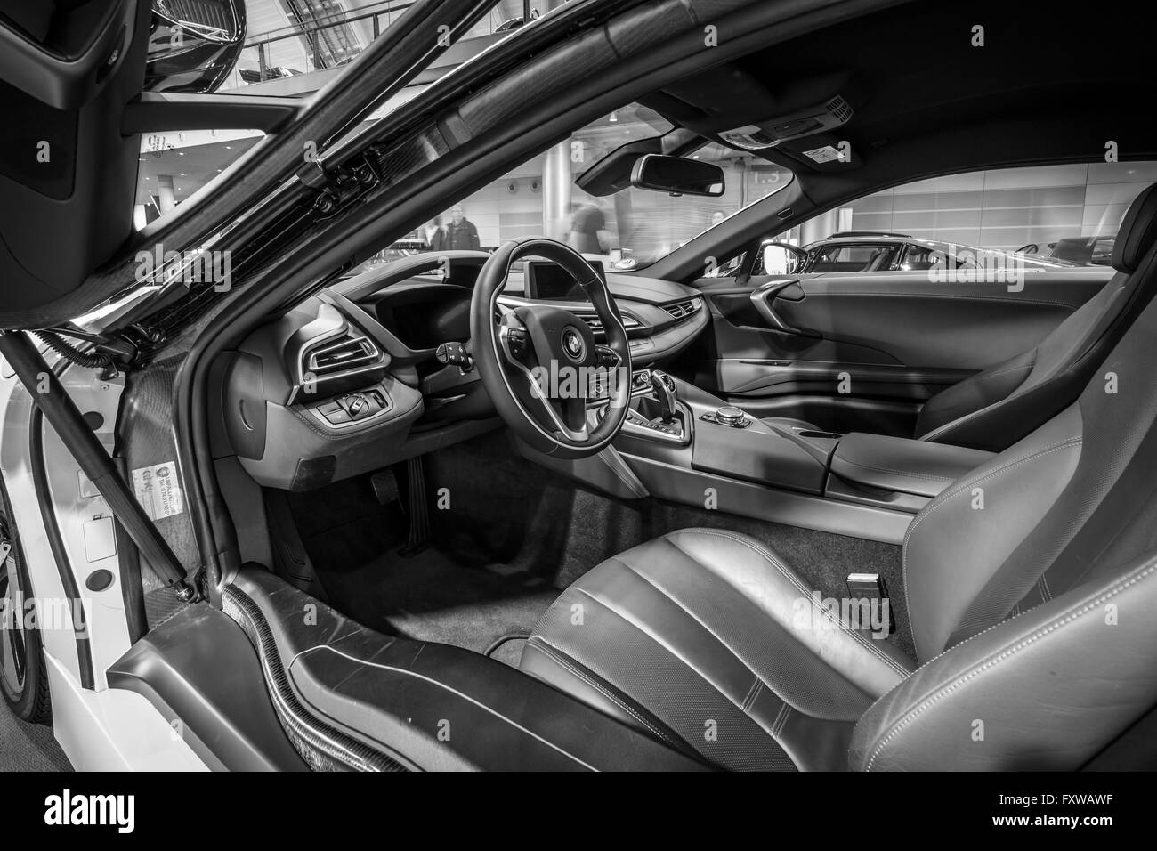 Cabine d'un plug-in hybride de voiture de sport BMW i8. Banque D'Images