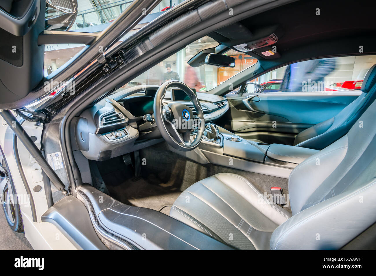 Cabine d'un plug-in hybride de voiture de sport BMW i8. Banque D'Images