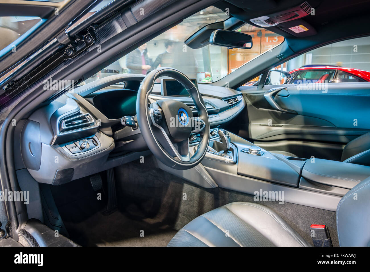 Cabine d'un plug-in hybride de voiture de sport BMW i8. Banque D'Images