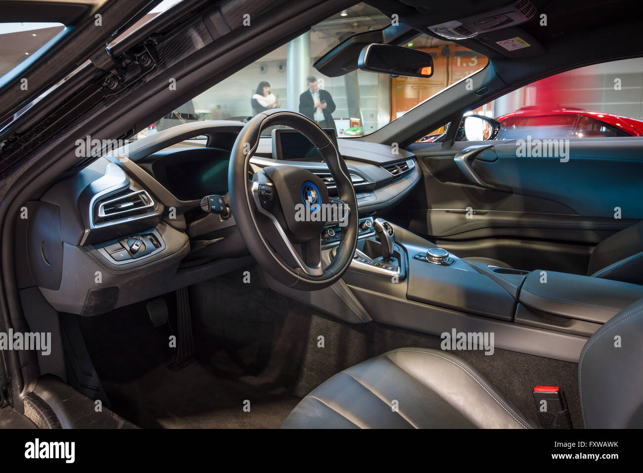 Cabine d'un plug-in hybride de voiture de sport BMW i8. Banque D'Images