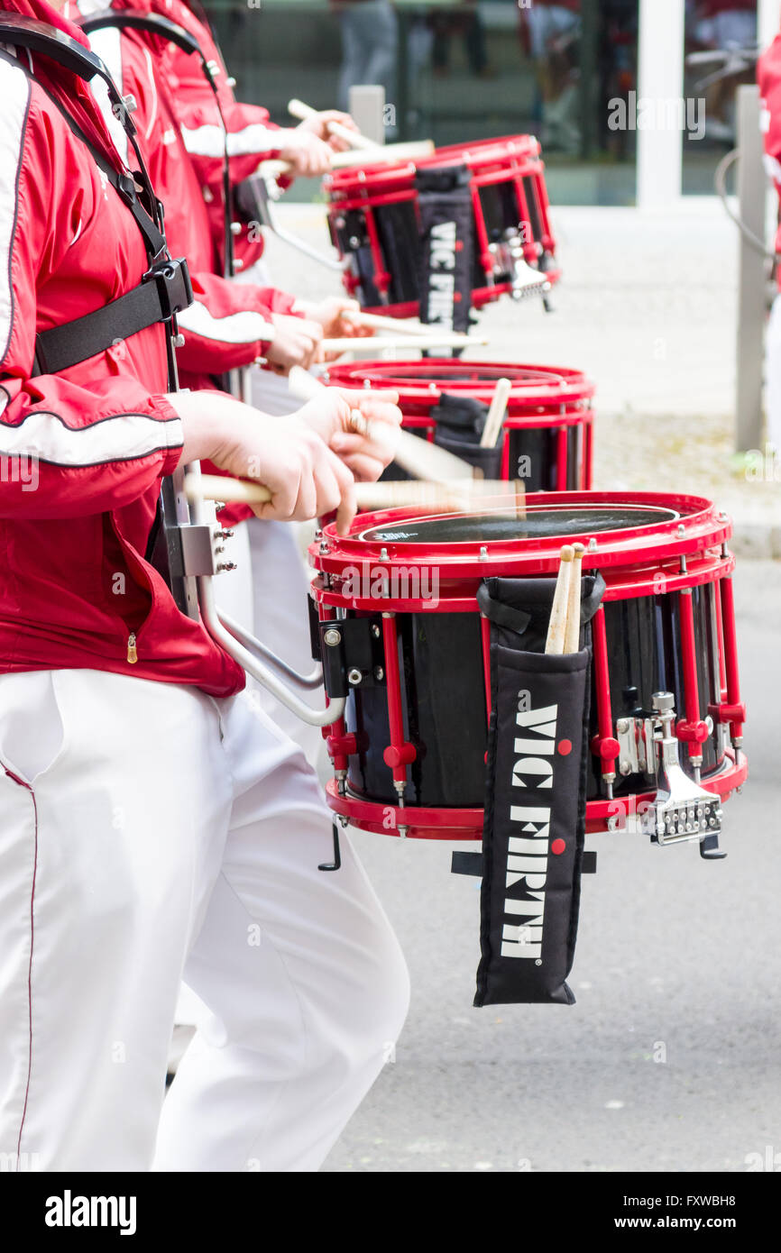 BERLIN - 01 MAI 2015 : la Journée internationale du Travail. Les participants à la manifestation Berliner Fanfarenzug des musiciens. Banque D'Images