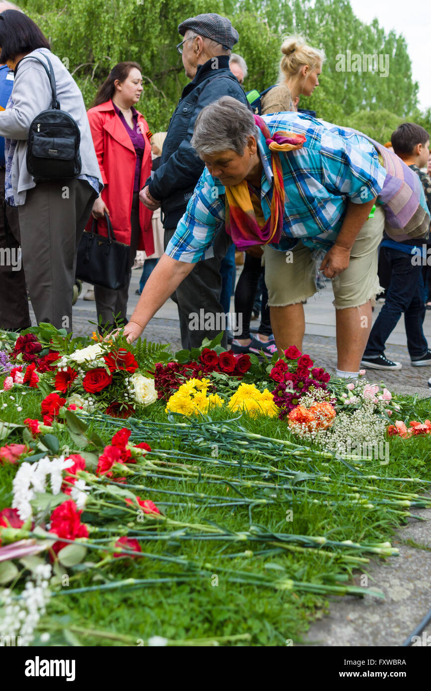 BERLIN - Mai 08, 2015 : le jour de la Victoire en Europe. Parc de Treptow. Portant des fleurs au monument de la patrie. Banque D'Images