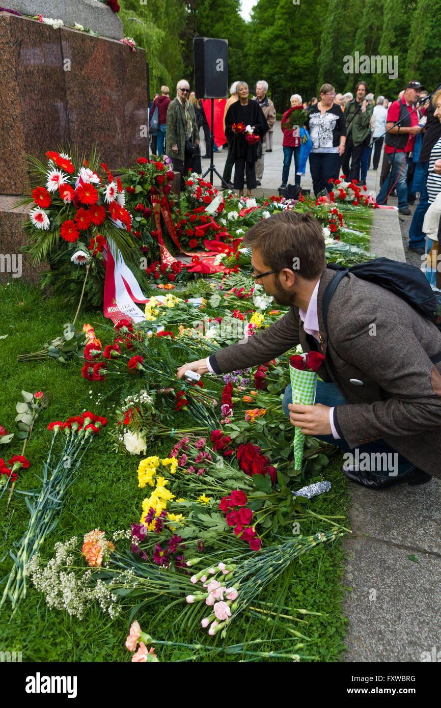 BERLIN - Mai 08, 2015 : le jour de la Victoire en Europe. Parc de Treptow. Portant des fleurs au monument de la patrie. Banque D'Images