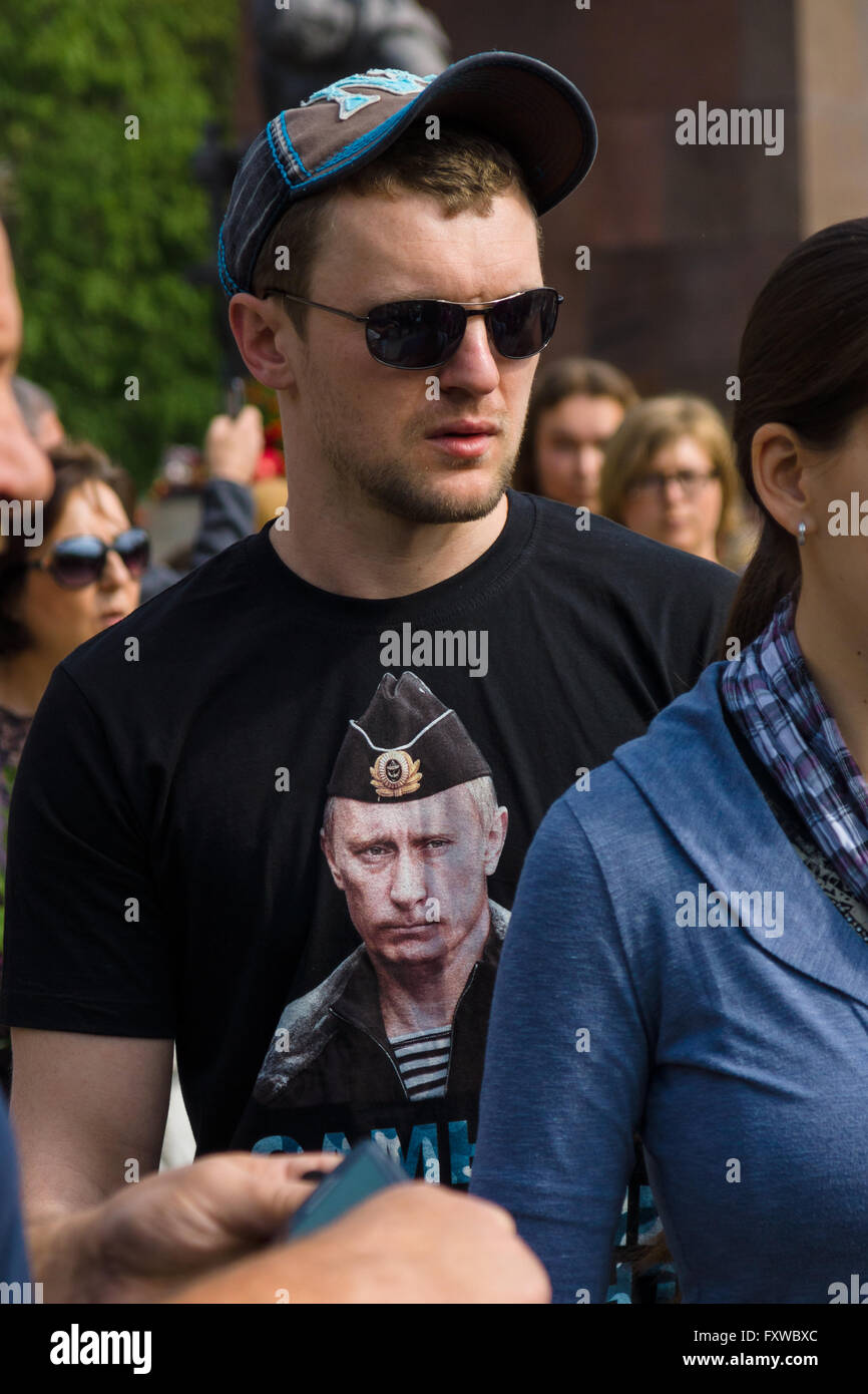 BERLIN - 09 MAI 2015 : Fête de la Victoire au parc de Treptow. Un homme dans un t-shirt avec un portrait du président russe Vladimir Poutine. Banque D'Images