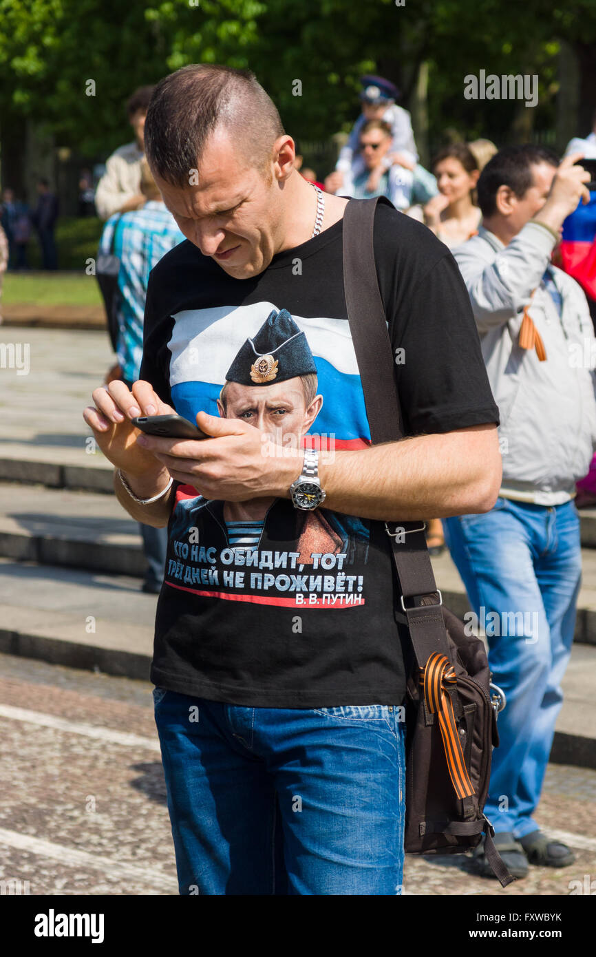 BERLIN - 09 MAI 2015 : Fête de la Victoire au parc de Treptow. Un homme dans un t-shirt avec un portrait du président russe Vladimir Poutine. Banque D'Images