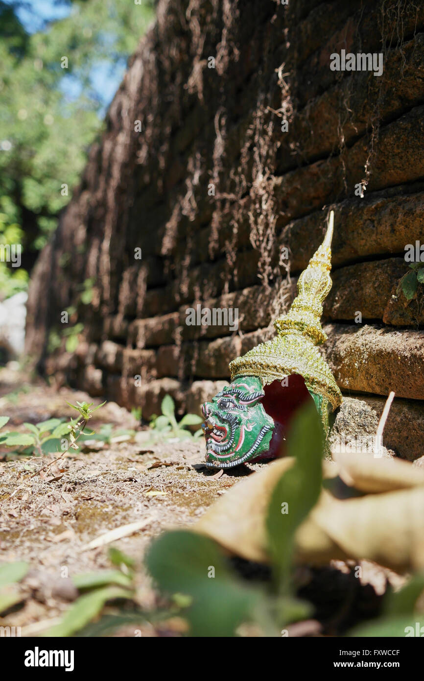 Le Bouddhisme Broken statue dans un temple à Chiang Mai - Thaïlande Banque D'Images