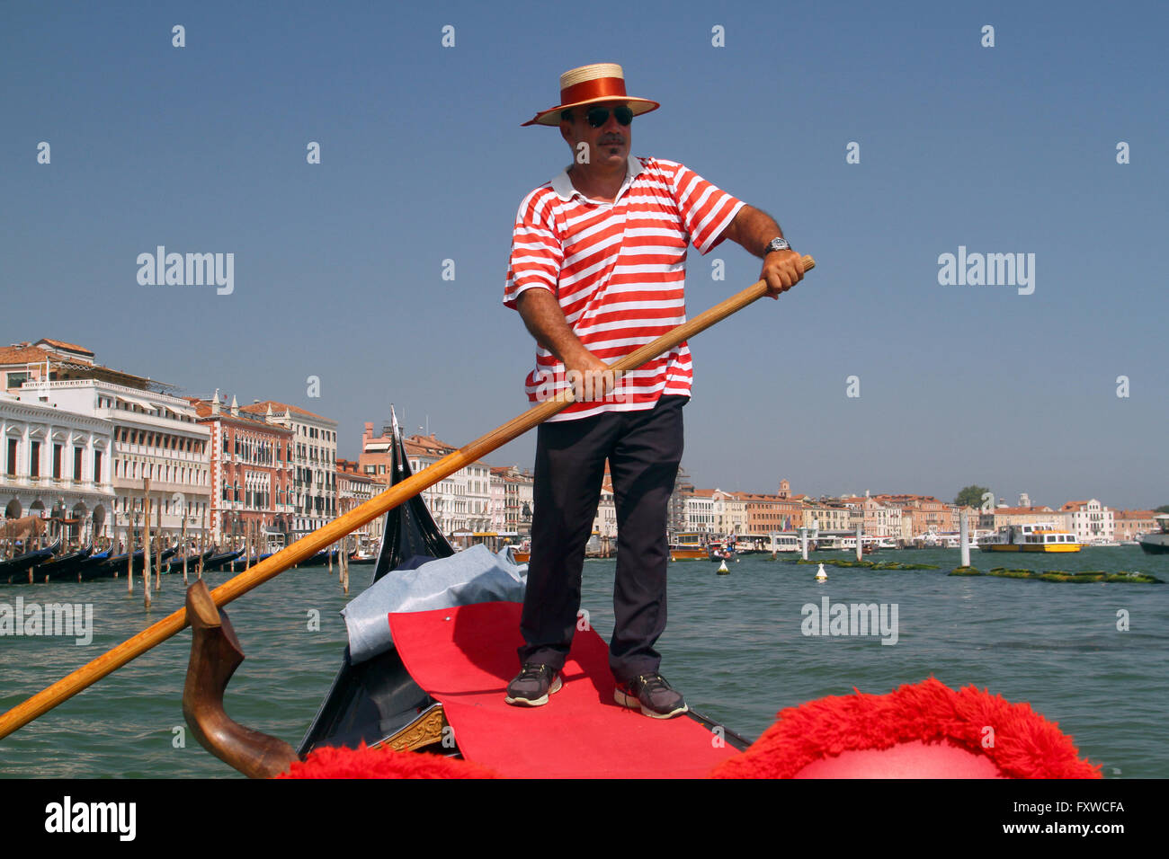 GONDOLIER EN ROUGE HOOPS GRAND CANAL Venise ITALIE 04 Août 2014 Banque D'Images