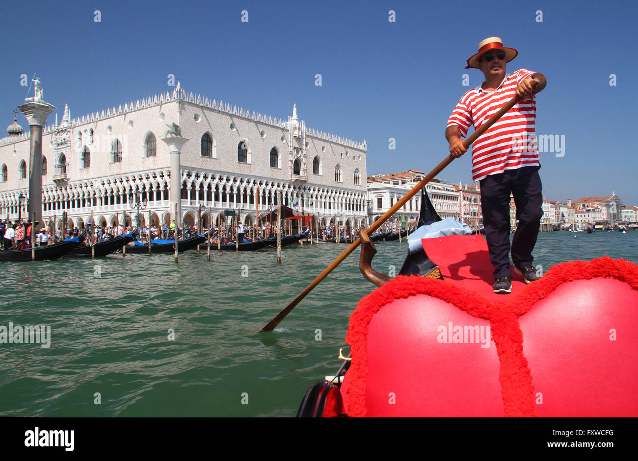 GONDOLIER EN ROUGE HOOPS GRAND CANAL Venise ITALIE 04 Août 2014 Banque D'Images