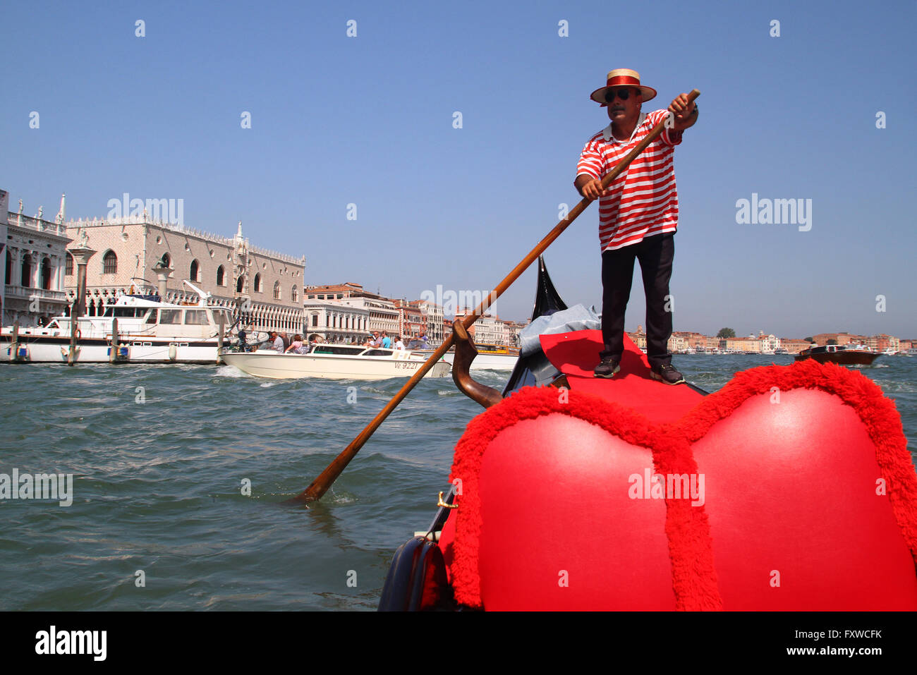 GONDOLIER EN ROUGE HOOPS GRAND CANAL Venise ITALIE 04 Août 2014 Banque D'Images