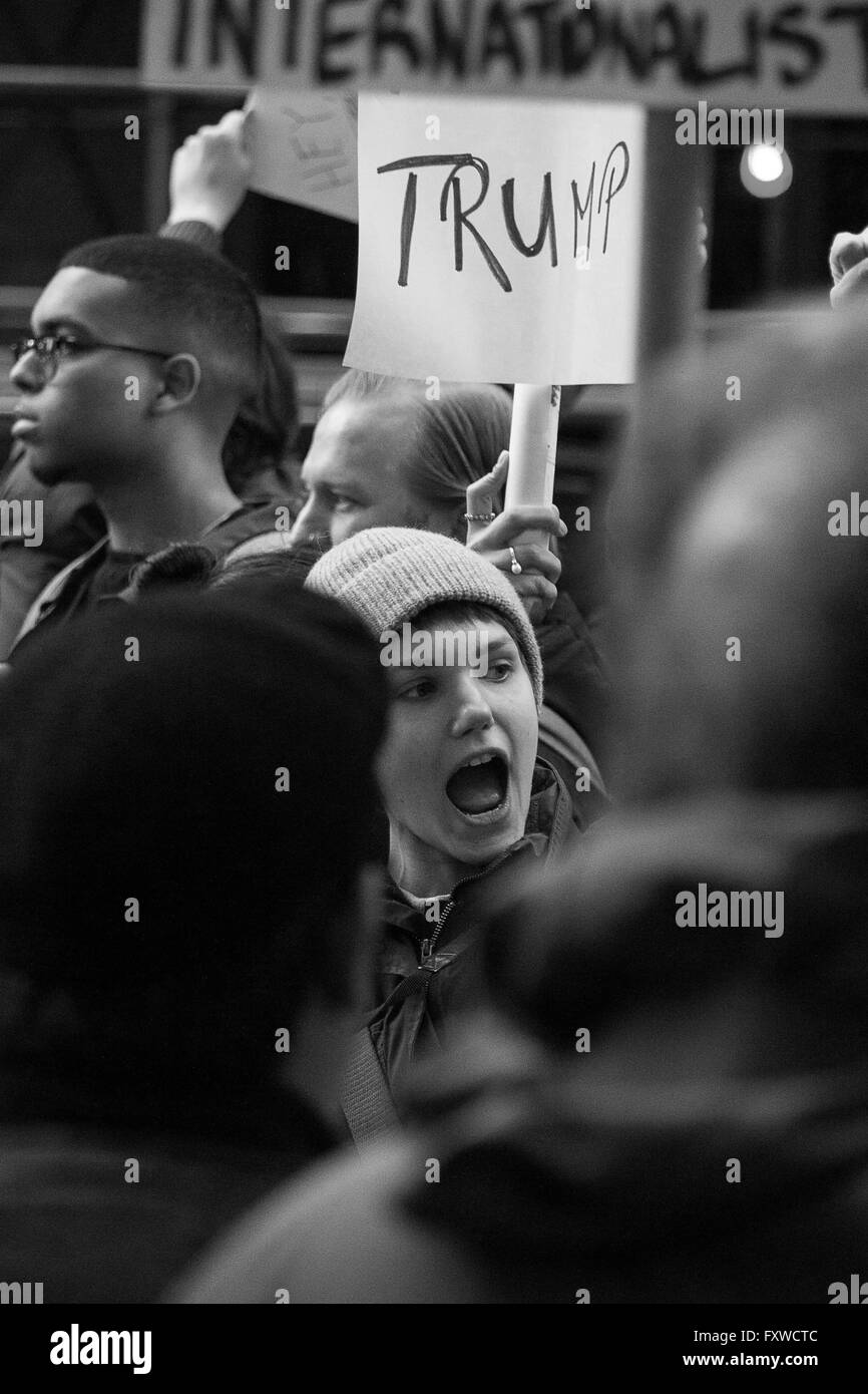Partisan d'Atout- une jeune femme voix son soutien de l'atout de Donald Trump lors d'une manifestation à Paris le 14 avril, 2016 Banque D'Images
