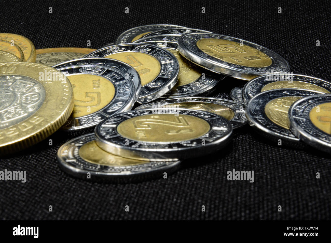 Pesos, pièces de différentes confessions dans une pile de 1 à 15 pesos. Banque D'Images