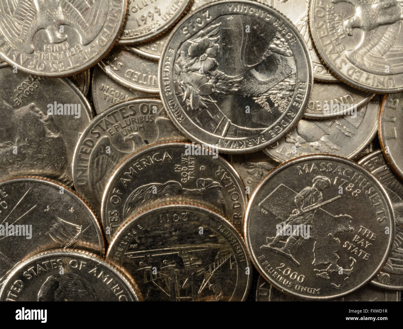 United States Coins quarts dans une pile, la pauvreté, la richesse, l'épargne, l'épargne, anciens et nouveaux, de l'état de monnaie, George Washington Banque D'Images