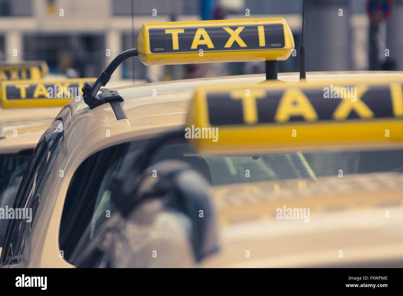 Les voitures de taxi attendent en ligne - signes dans la file d'attente de taxi Banque D'Images