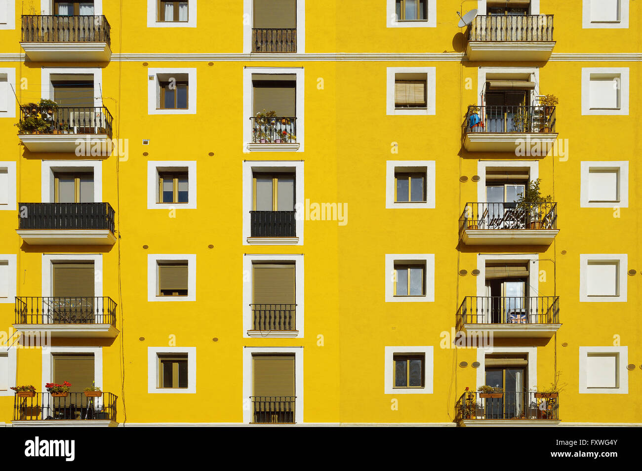 Façade jaune. Certains appartement alignés en rangées de windows. Journée ensoleillée. Banque D'Images