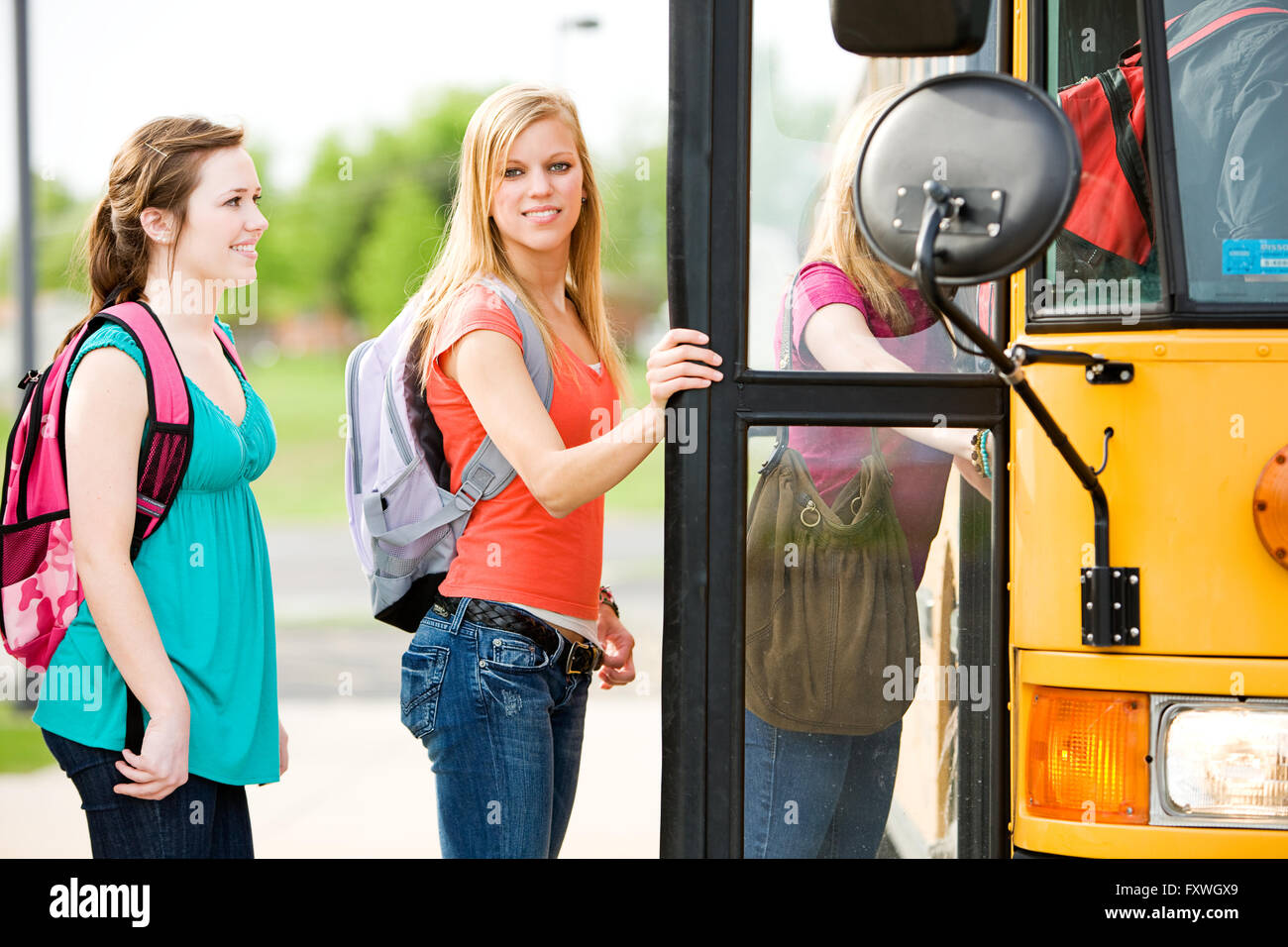 Série avec multi-ethnic group of teenage students et embarquement sur un autobus scolaire. Les élèves à bord de l'autobus. Banque D'Images