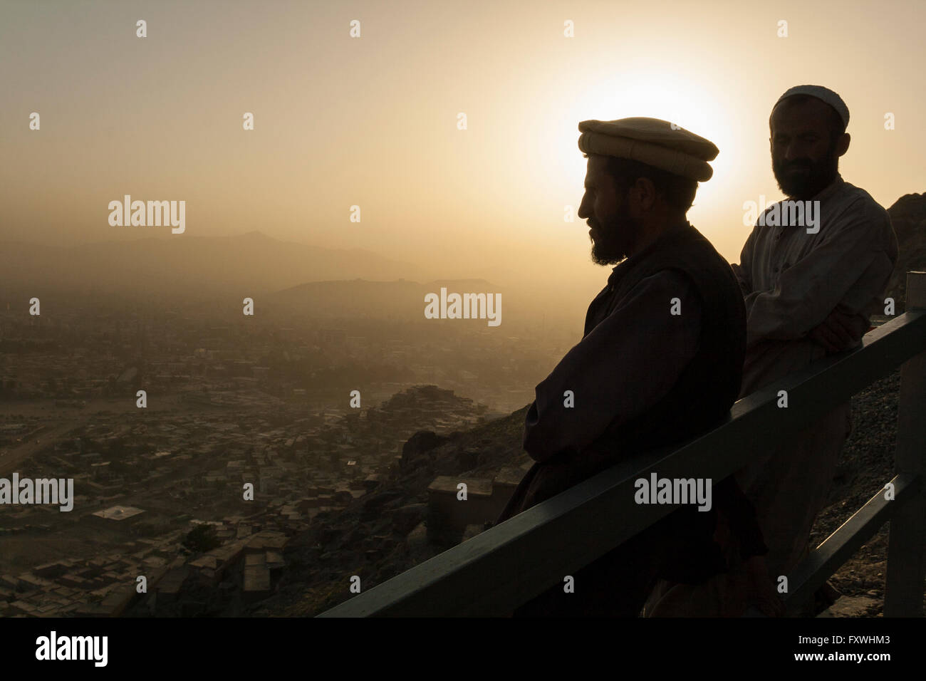 Kaboul, Silhouette d'homme avec chapeau pachtounes traditionnelles à l'aube  à Kaboul, Afghanistan Photo Stock - Alamy