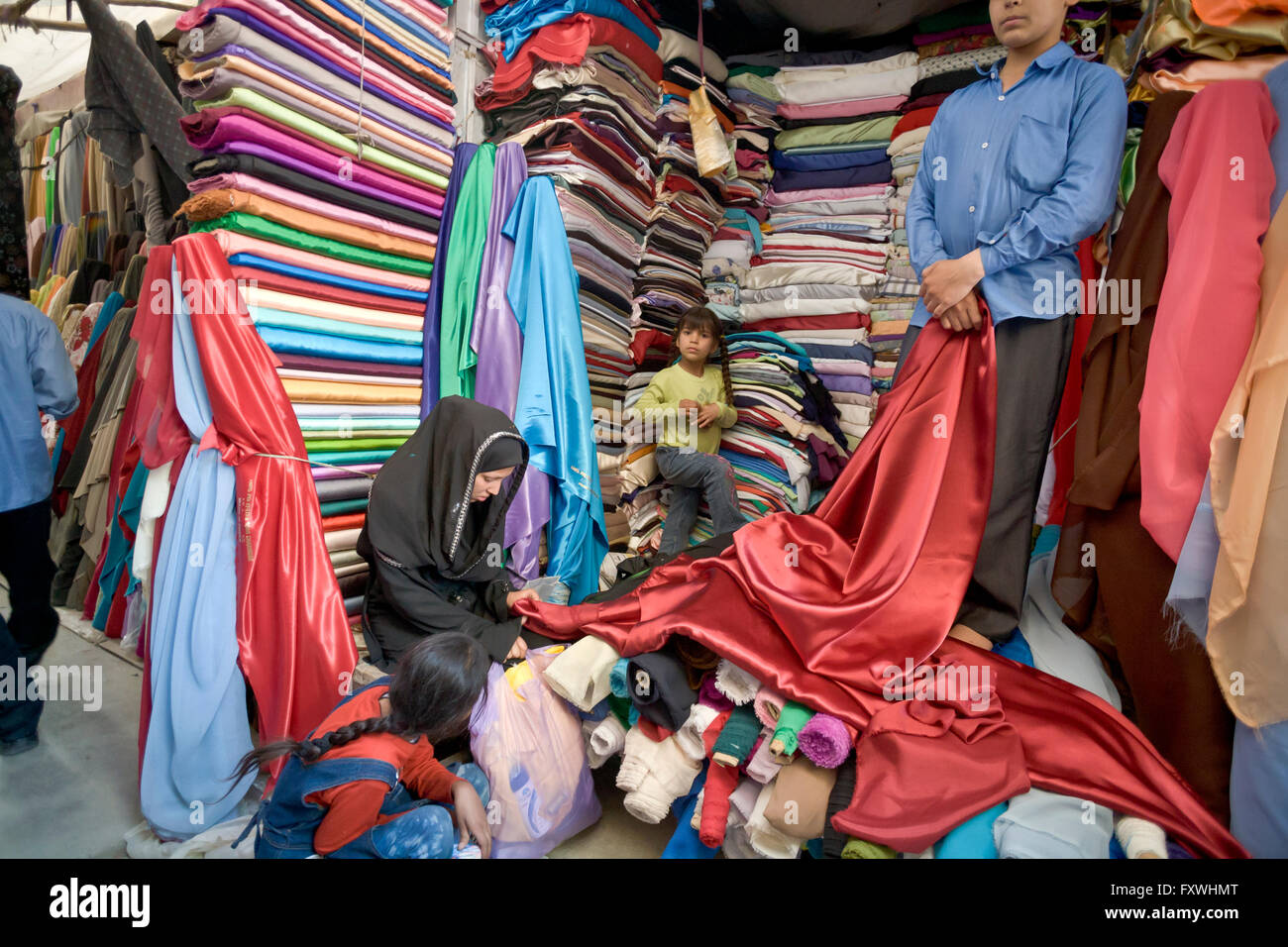 Shopping pour la fabrication des tissus en robe de mariage Mandawi Bazar, Kaboul, Afghanistan Banque D'Images