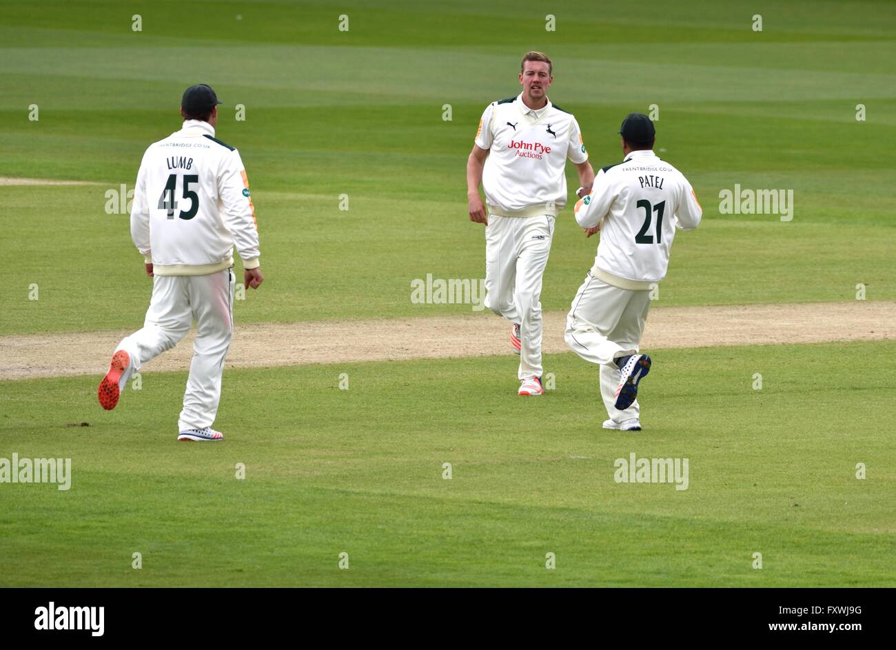 Manchester UK 18 avril 2016 Jake Ball (Limburg) célèbre en tenant le wicket de Haseeb Hameed pris par Chris lire pour 18 le matin du jour 2 de la comté au Championnat Specsavers Unis Old Trafford. Crédit : John Fryer/Alamy Live News Banque D'Images