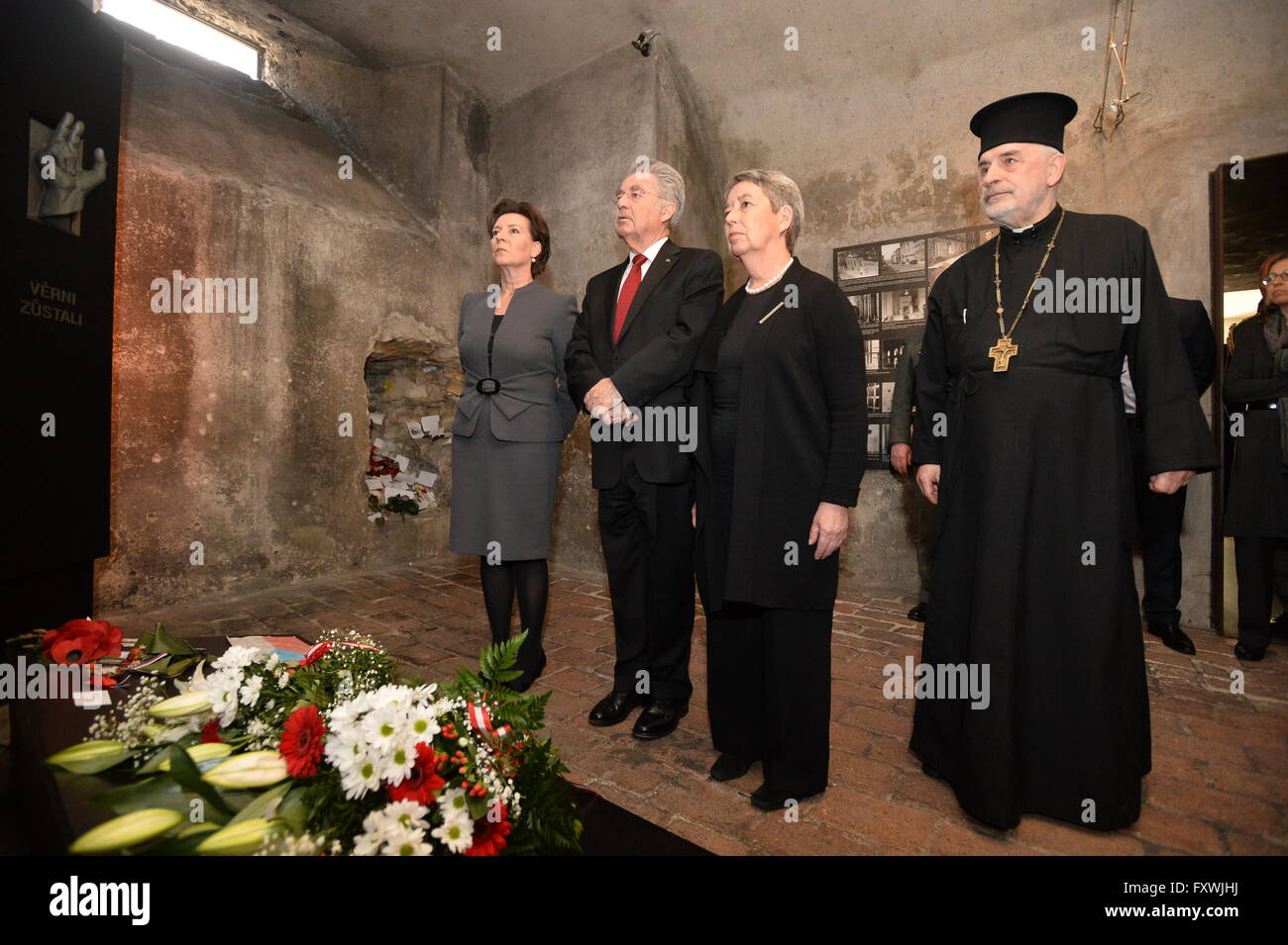 Prague, République tchèque. 12 avr, 2016. Le Président autrichien Heinz Fischer (deuxième à gauche) avec son épouse Margit (2e à droite), accompagné par Jaroslav Suvarsky, supérieur de saint Cyrille et Méthode, La Cathédrale Saint droit, jeter les fleurs au monument commémoratif des parachutistes tchécoslovaque qui a participé à l'attaque mortelle sur l'officier nazi de haut rang Reinhard Heydrich en 1942 dans l'Eglise orthodoxe des saints Cyrille et Méthode à Prague, République tchèque, le 12 avril 2016. © Katerina Sulova/CTK Photo/Alamy Live News Banque D'Images