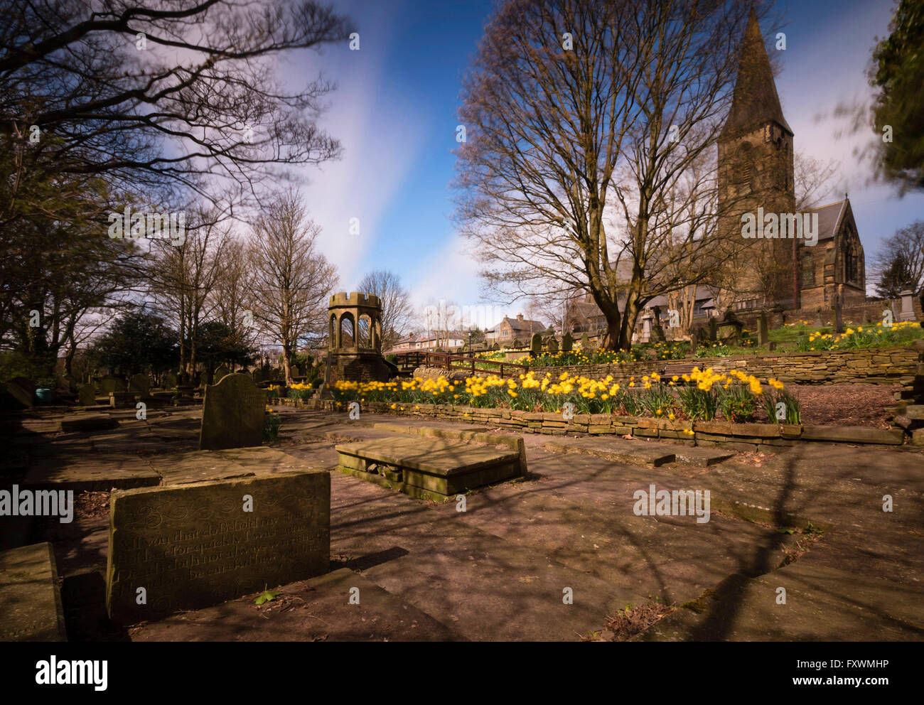 Thornton, au Royaume-Uni. 18 avril, 2016. Une longue exposition de Thornton Chapelle Cimetière Bell, contenant les ruines de l'église où Patrick était vicaire de Bronte 1815-1820. Charlotte, Emily, Anne Bronte et leur frère Patrick Branwell Bronte sont nés dans Market Street Thornton et baptisé dans la chapelle de Bell. Avril 2016 est le 200e anniversaire de la naissance de Charlotte Bronte. Credit : West Yorkshire Images/Alamy Live News Banque D'Images