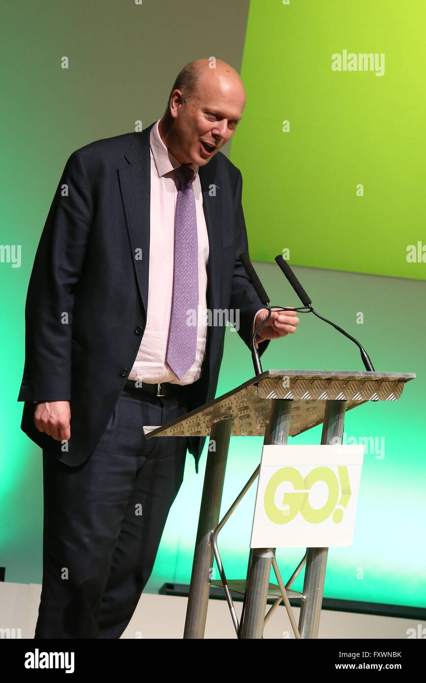 Stoke-On-Trent, Staffordshire, Royaume-Uni. 18 avril, 2016. Ministre du Cabinet Conservate Chris Grayling MP s'adresse à la foule lors d'un rendez-vous du rassemblement en mouvement Victoria Hall à l'appui de l'Europe laisser Brexit campagne. Crédit : Simon Newbury/Alamy Live News Banque D'Images