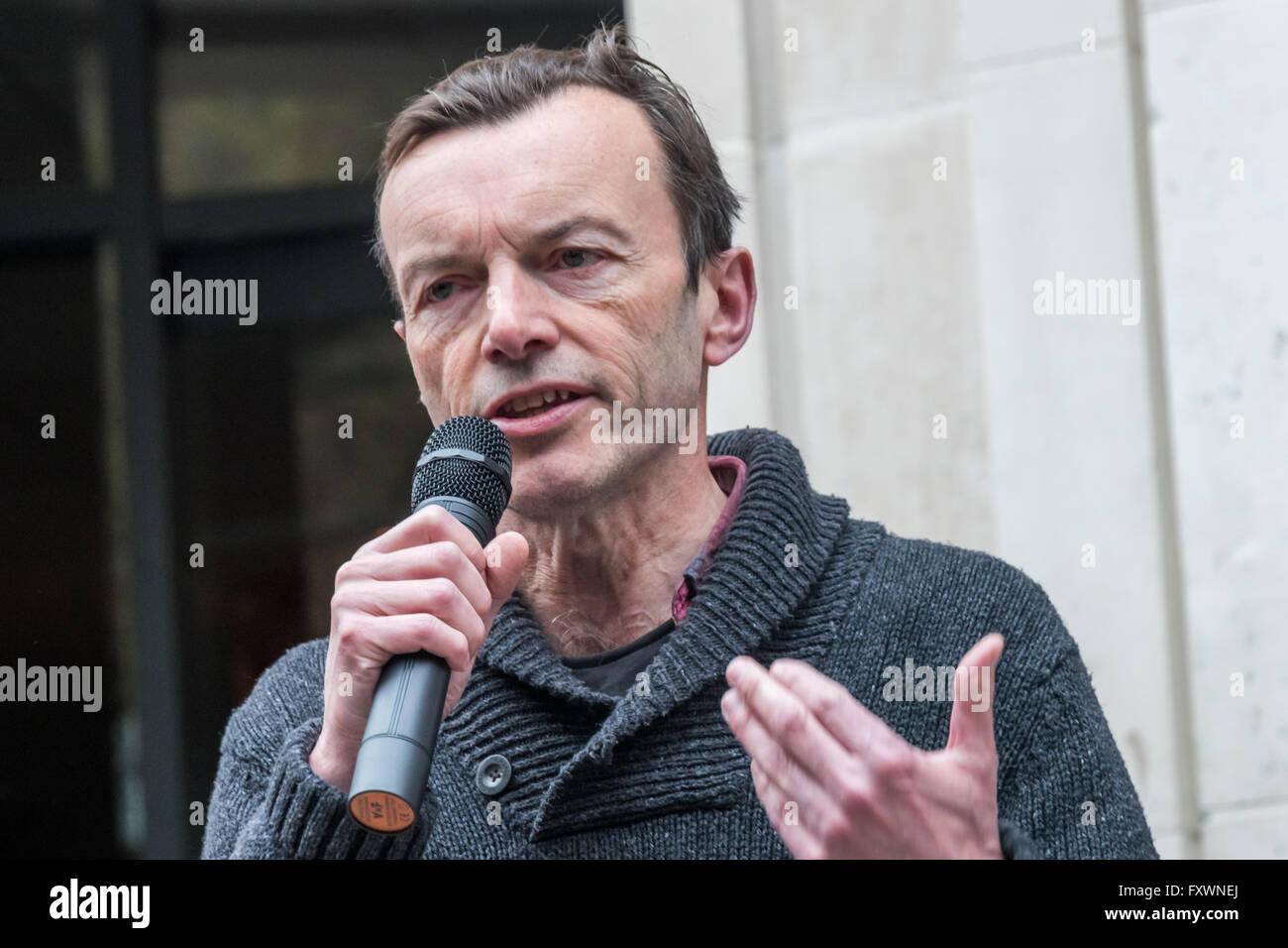 Londres, Royaume-Uni. 18 avril, 2016. Tom Armstrong, SOAS UCU président, prend la parole à la protestation sur la protestation à SOAS exigeant la gestion en interne d'entretien maintenant que plus tard. Après 10 ans de gestion de protestation ont dit qu'ils allaient à l'avenir employer les produits eux-mêmes tout en signant un nouveau contrat d'impartition. Peter Marshall/Alamy Live News Banque D'Images