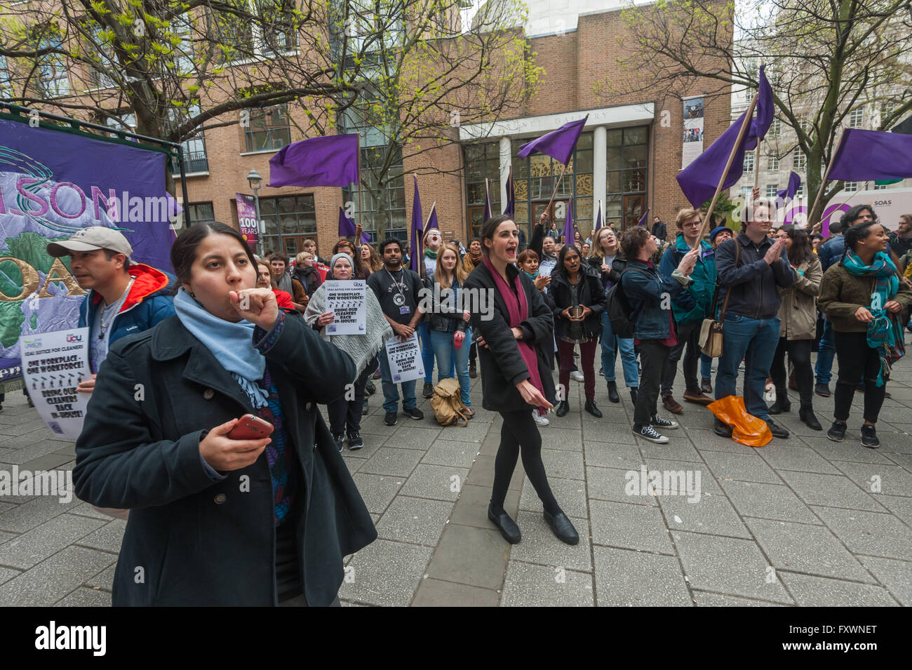 Londres, Royaume-Uni. 18 avril, 2016. Les manifestants à l'Université de Londres SOAS porter la gestion de la demande en produits de nettoyage chambre maintenant crier et vague mauve au rassemblement des drapeaux en dehors des OSS. Après 10 ans de protestation des étudiants et du personnel, de la gestion ont dit qu'ils allaient à l'avenir employer les produits eux-mêmes tout en signant un nouveau contrat d'impartition. Les manifestants sont outrés et avertir d'action continue à moins que le nettoyage sont effectuée en interne. Peter Marshall/Alamy Live News Banque D'Images