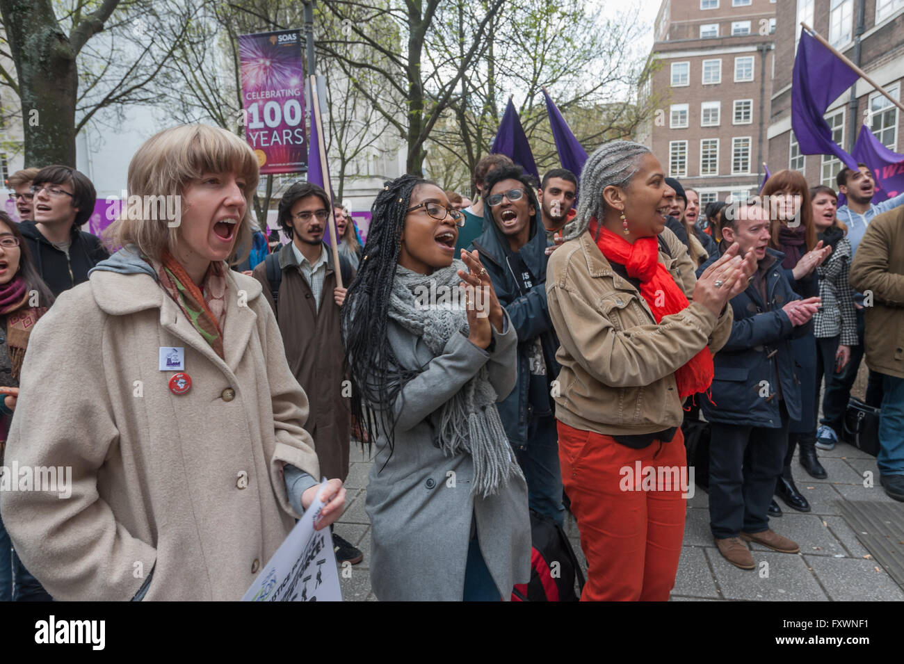 Londres, Royaume-Uni. 18 avril, 2016. Les manifestants à l'Université de Londres SOAS porter la gestion de la demande d'entretien en interne maintenant avec un rassemblement qui a pris fin avec la fumée jaune et bleu cloaking protestataires qui peint leur demande dans l'entrée et l'a jeté de la peinture sur sa façade. Ensuite, les élèves ont fait leur chemin à l'intérieur wacing drapeaux. Après 10 ans de gestion de protestation ont dit qu'ils allaient à l'avenir employer les produits eux-mêmes tout en signant un nouveau contrat d'impartition. Peter Marshall/Alamy Live News Banque D'Images