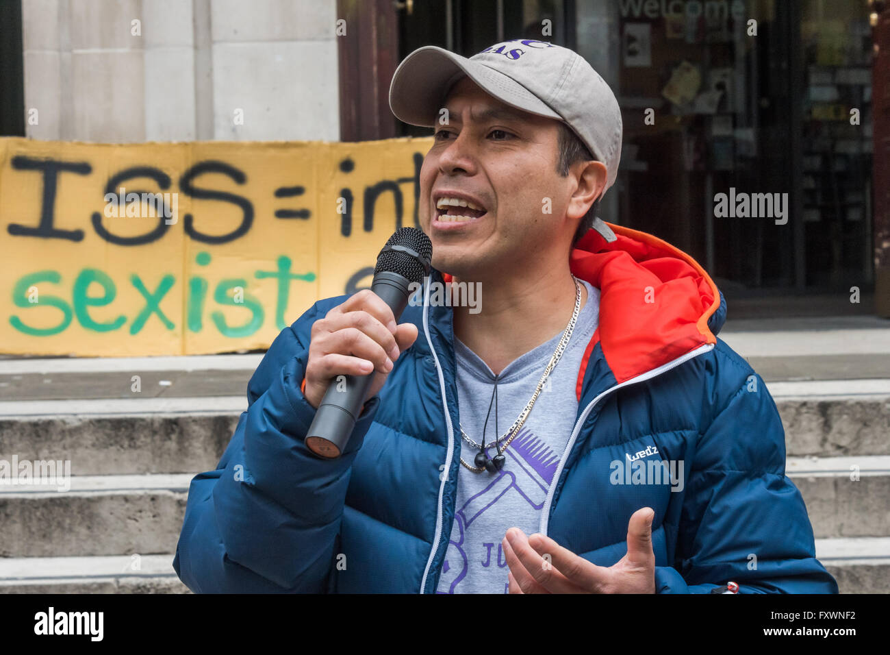 Londres, Royaume-Uni. 18 avril, 2016. Un aspirateur de la SOAS parle à la manifestation en face d'une affiche dénonçant l'entreprise de nettoyage ISS pour itscorrupt pratiques autour du monde. Gestion de l'ISS à SOAS avait été accusé de harcèlement et d'intimidation, et les emploie dans des conditions inférieures à d'autres membres du personnel à SOAS. ISS ont également été fortement impliqués dans le commerce illégal des colonies israéliennes en Palestine et au personnel et étudiants considèrent ces derniers impropres partenaires pour OSS. Peter Marshall/Alamy Live News Banque D'Images